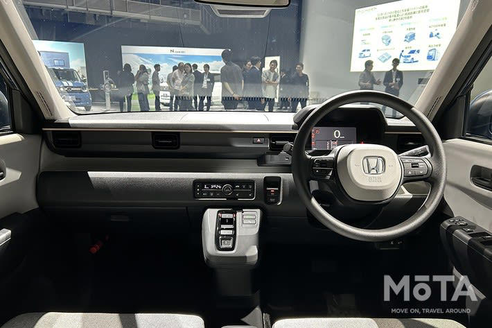 ホンダの軽EV「新型N-ONE e:」とは？, 新型N-ONE e:のレビュー, 【外観評価】運転のしやすさに配慮したデザインが高評価, 【内装評価】機能美あふれる水平基調デザインが◎！ シフトは賛否あり, 【居住性レビュー】運転席は快適そのもの！ しかしファミリーユースには不向きか, 【走行性能レビュー】専門家も驚愕！ モーターが生む異次元の加速と安定性, 【ライバル比較】日産「サクラ」との決定的な違いとは？, 新型N-ONE e:の良い点、気になる点, 新型N-ONE e:をおすすめできる人, N-ONE e:をおすすめできる人