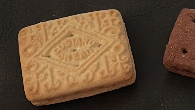 5. Crawford's Custard Creams 1. Monster Munch, 2. McVitie's Chocolate Digestives, 3. Jaffa Cakes, 4. Jammie Dodgers, 5. Crawford's Custard Creams, 6. Walker's Crisps, 7. Hobnobs, 8. Liquorice Allsorts, 9. Twiglets, 10. Mr. Kipling Cherry Bakewells, 1. Doritos, 2. Reese's Peanut Butter Cups, 3. Crunchy Cheetos, 4. Ritz Bits Peanut Butter Sandwiches, 5. Lay's Potato Chips, 6. Oreos, 7. Chips Ahoy! Chocolate Chip Cookies, 8. Honey Maid Graham Crackers, 9. Jack Link’s Original Beef Jerky, 10. M&M's