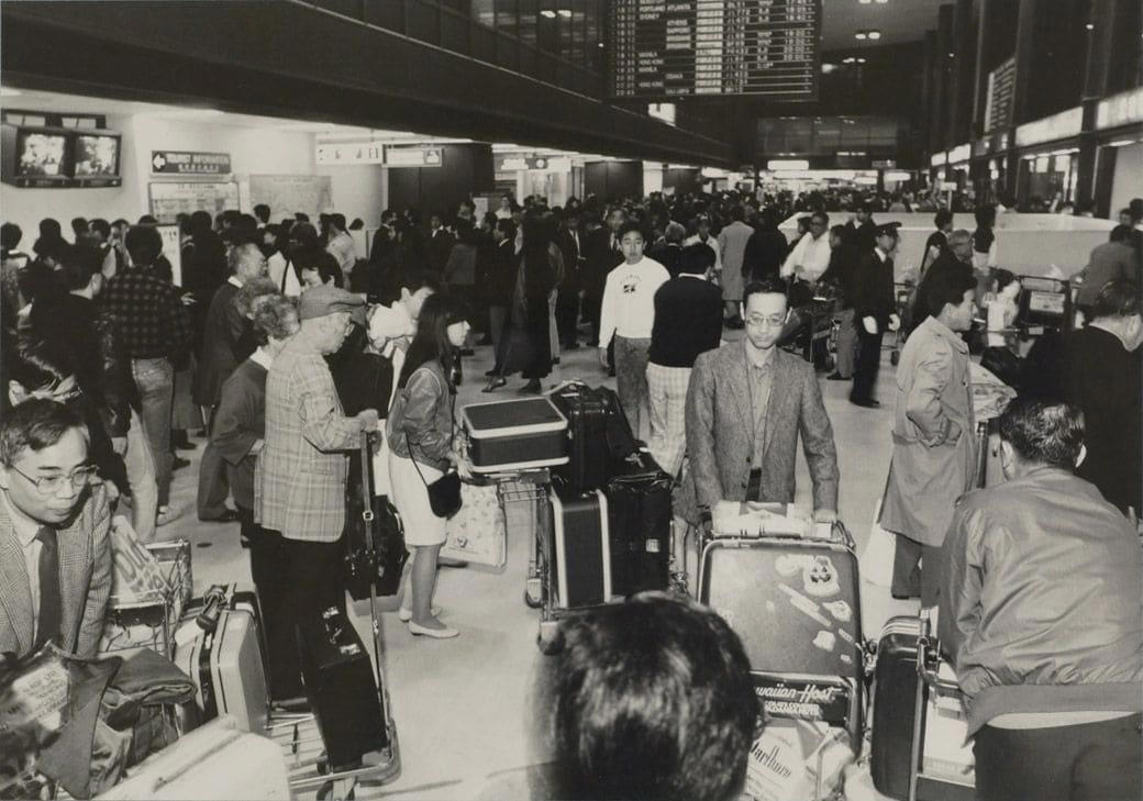 海外旅行ブームで賑わう90年代の成田空港, スーツケースのデザインに時代を感じる, 海外旅行みやげの定番は「ジョニ赤」「ジョニ黒」, 90年代の“スチュワーデス”たち, 都心から離れた「成田」に国際空港ができた経緯, 激しい反対運動…難航した成田空港の建設, 東京シティエアターミナルが果たした役割, 一方、羽田空港は？, 2空港の歴史に、日本の国際化の道のりを見る