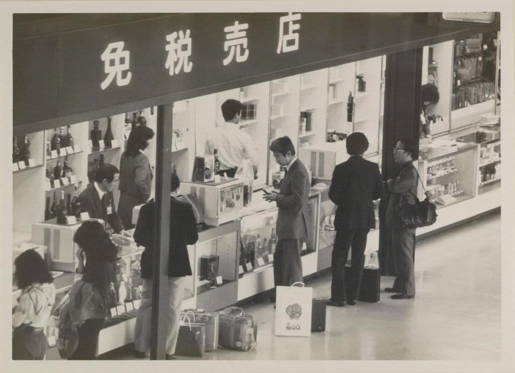 海外旅行ブームで賑わう90年代の成田空港, スーツケースのデザインに時代を感じる, 海外旅行みやげの定番は「ジョニ赤」「ジョニ黒」, 90年代の“スチュワーデス”たち, 都心から離れた「成田」に国際空港ができた経緯, 激しい反対運動…難航した成田空港の建設, 東京シティエアターミナルが果たした役割, 一方、羽田空港は？, 2空港の歴史に、日本の国際化の道のりを見る