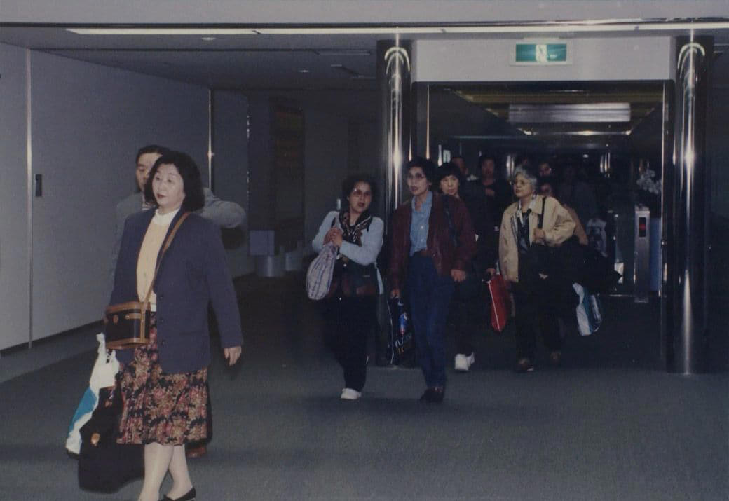 海外旅行ブームで賑わう90年代の成田空港, スーツケースのデザインに時代を感じる, 海外旅行みやげの定番は「ジョニ赤」「ジョニ黒」, 90年代の“スチュワーデス”たち, 都心から離れた「成田」に国際空港ができた経緯, 激しい反対運動…難航した成田空港の建設, 東京シティエアターミナルが果たした役割, 一方、羽田空港は？, 2空港の歴史に、日本の国際化の道のりを見る