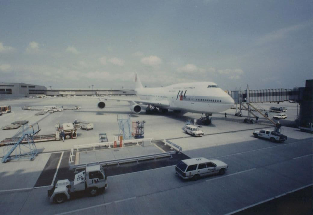 海外旅行ブームで賑わう90年代の成田空港, スーツケースのデザインに時代を感じる, 海外旅行みやげの定番は「ジョニ赤」「ジョニ黒」, 90年代の“スチュワーデス”たち, 都心から離れた「成田」に国際空港ができた経緯, 激しい反対運動…難航した成田空港の建設, 東京シティエアターミナルが果たした役割, 一方、羽田空港は？, 2空港の歴史に、日本の国際化の道のりを見る