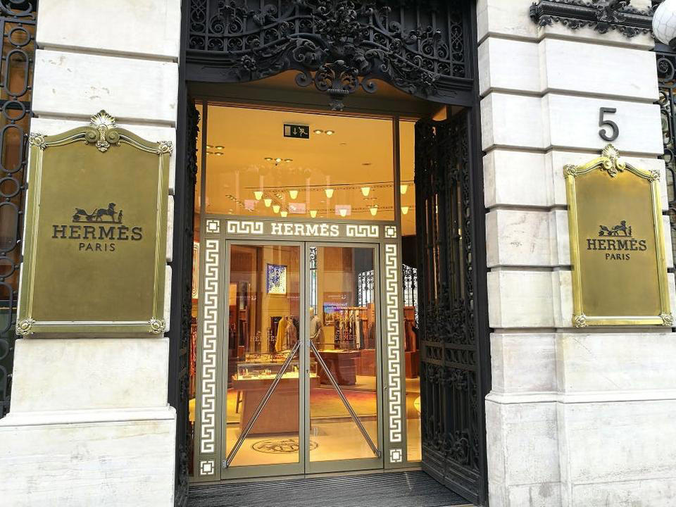 その1：多くの顧客は、エルメスの店舗に飛び込みで入って高価なアイテムを購入できると考えている, その2：無礼なふるまいや無頓着な態度は禁物。常に大人の態度を貫こう, その3：担当販売員に、過度なプレッシャーをかけるのは禁物, その4：非現実的な期待を抱く顧客は多い, その5：販売員や店舗を天秤にかける行為は厳禁