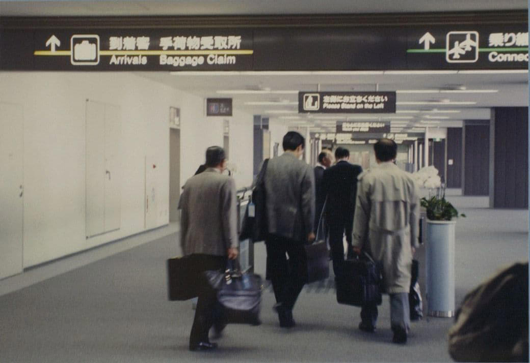 海外旅行ブームで賑わう90年代の成田空港, スーツケースのデザインに時代を感じる, 海外旅行みやげの定番は「ジョニ赤」「ジョニ黒」, 90年代の“スチュワーデス”たち, 都心から離れた「成田」に国際空港ができた経緯, 激しい反対運動…難航した成田空港の建設, 東京シティエアターミナルが果たした役割, 一方、羽田空港は？, 2空港の歴史に、日本の国際化の道のりを見る