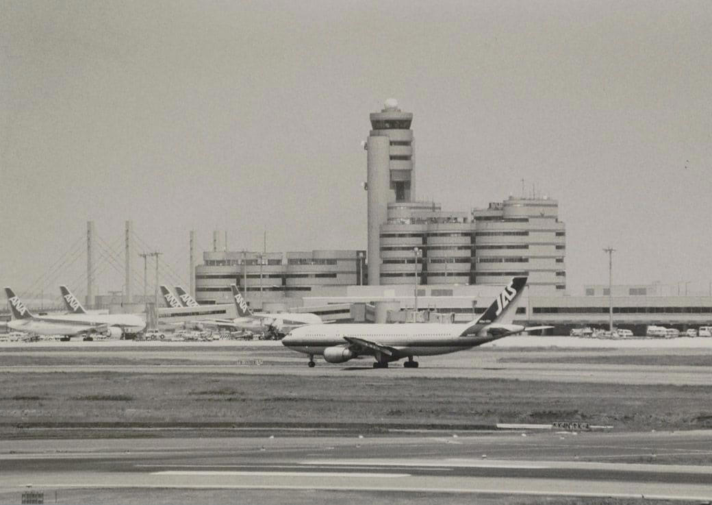 海外旅行ブームで賑わう90年代の成田空港, スーツケースのデザインに時代を感じる, 海外旅行みやげの定番は「ジョニ赤」「ジョニ黒」, 90年代の“スチュワーデス”たち, 都心から離れた「成田」に国際空港ができた経緯, 激しい反対運動…難航した成田空港の建設, 東京シティエアターミナルが果たした役割, 一方、羽田空港は？, 2空港の歴史に、日本の国際化の道のりを見る