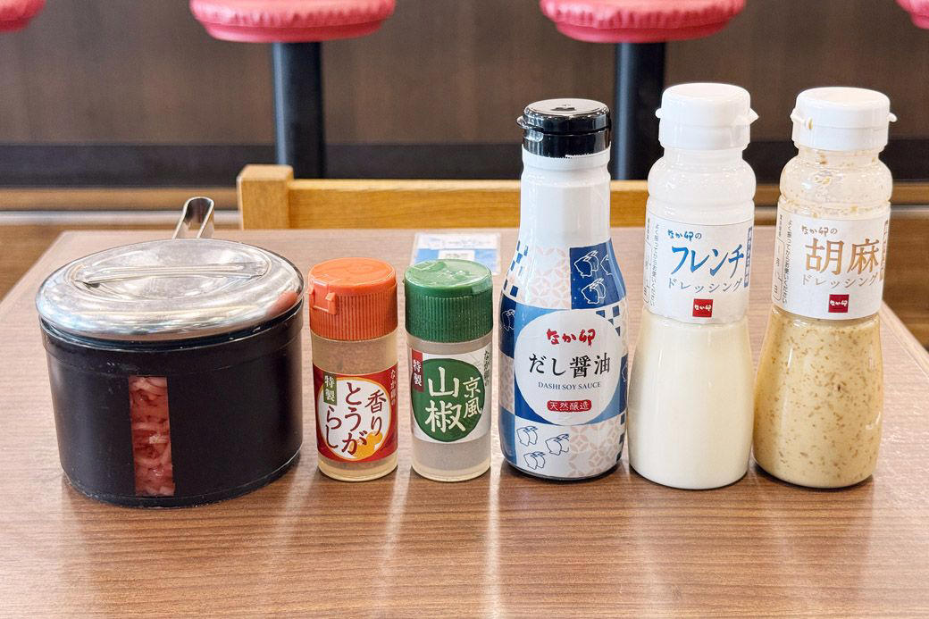 実は「なか卯」って安い？価格据え置きでお得感が爆増中！, なか卯の新メニューはうどんモーニング！しかもワンコイン以下！, 最安290円を維持！なか卯の朝限定メニュー一覧, なか卯のうどん朝食、冷やしはいからうどん ベーコンエッグ 450円, さっぱりおいしい、夏の朝にもぴったりの冷たいうどん, 卵へのこだわりを堪能できる目玉焼き, うれしい心配り。つけ合わせのしば漬けにも注目, なか卯の独自進化が朝の選択肢を豊かにする理由, わがままを叶えてくれる、なか卯のうどん朝食