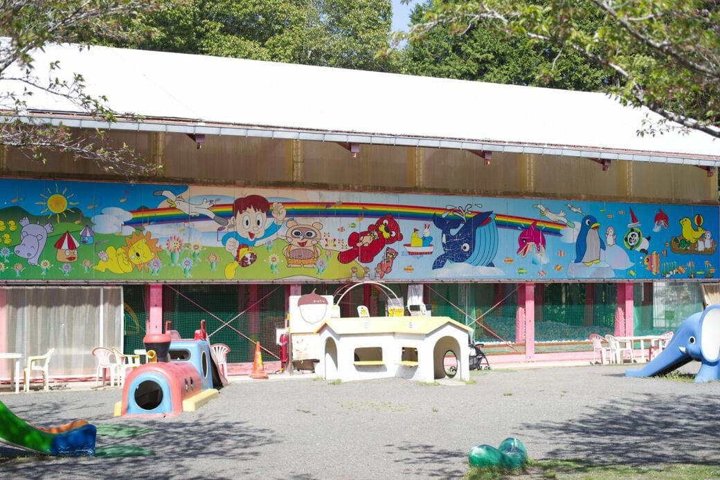 老舗遊園地が歩んだカオスへの道, 実は「二度死んだ」メルヘン村, キャラクターの力で起死回生, 何気ない一枚の写真がきっかけで……, 哀愁と笑いのコンボ, カオスに振り切ったSNS運営, トイレ事情もエンタメに昇華, 怖くてカオスが、優しく迎えてくれる