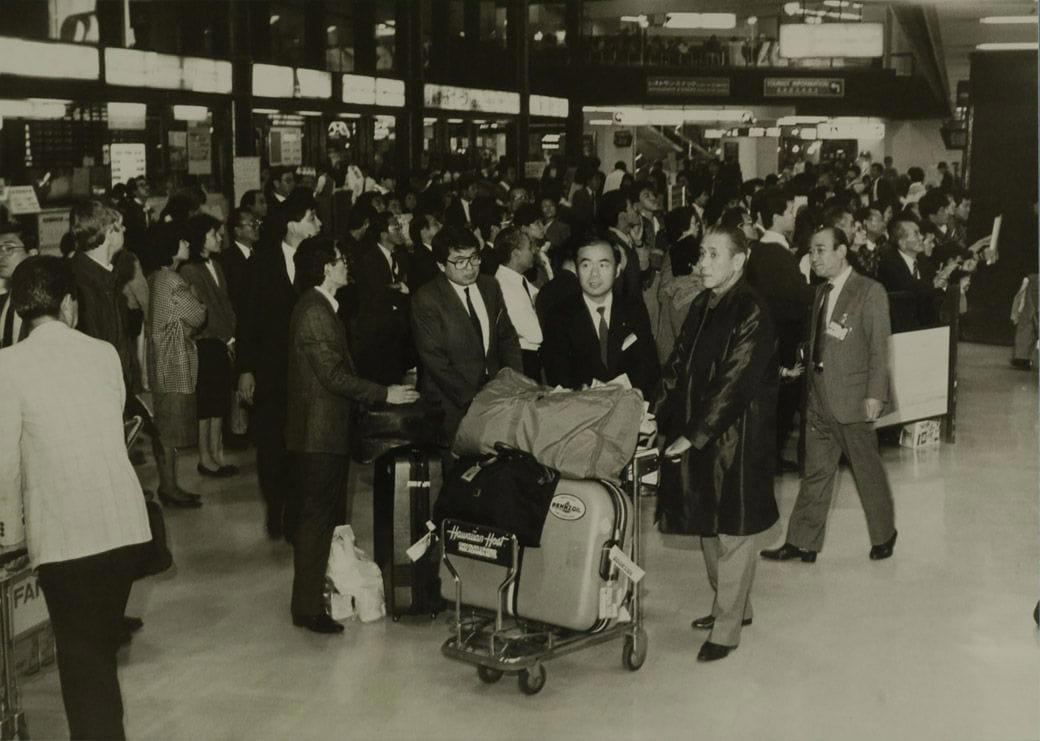 海外旅行ブームで賑わう90年代の成田空港, スーツケースのデザインに時代を感じる, 海外旅行みやげの定番は「ジョニ赤」「ジョニ黒」, 90年代の“スチュワーデス”たち, 都心から離れた「成田」に国際空港ができた経緯, 激しい反対運動…難航した成田空港の建設, 東京シティエアターミナルが果たした役割, 一方、羽田空港は？, 2空港の歴史に、日本の国際化の道のりを見る