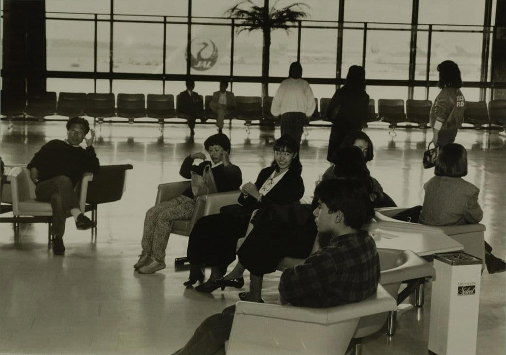 海外旅行ブームで賑わう90年代の成田空港, スーツケースのデザインに時代を感じる, 海外旅行みやげの定番は「ジョニ赤」「ジョニ黒」, 90年代の“スチュワーデス”たち, 都心から離れた「成田」に国際空港ができた経緯, 激しい反対運動…難航した成田空港の建設, 東京シティエアターミナルが果たした役割, 一方、羽田空港は？, 2空港の歴史に、日本の国際化の道のりを見る