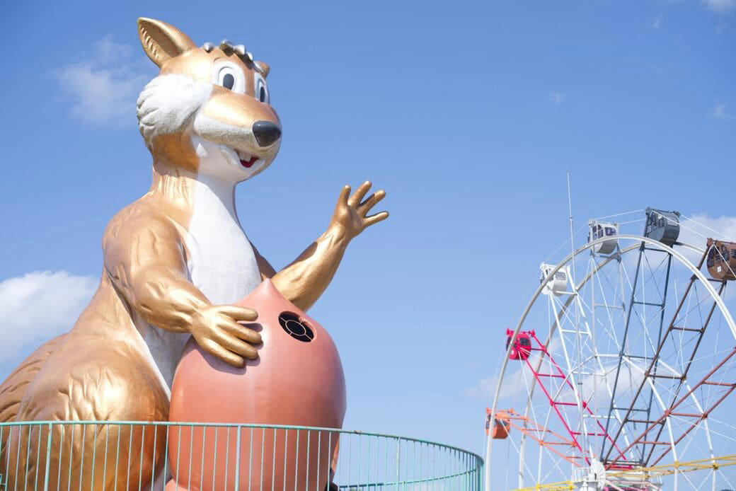 老舗遊園地が歩んだカオスへの道, 実は「二度死んだ」メルヘン村, キャラクターの力で起死回生, 何気ない一枚の写真がきっかけで……, 哀愁と笑いのコンボ, カオスに振り切ったSNS運営, トイレ事情もエンタメに昇華, 怖くてカオスが、優しく迎えてくれる