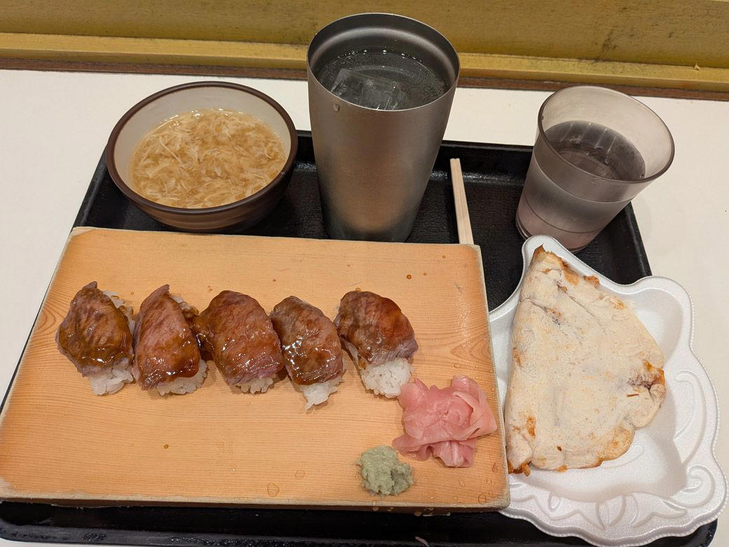 スナックパークへ向かう…が、トラブル発生?!, 阪神百貨店の梅田本店に何とか到着, 世にも奇妙な「オールスタンディング」フードコート, 午後3時以降の「サク呑みセット」は600円, いか焼きの相棒に選んだのは肉寿司, 「阪神の伝統グルメ」いか焼きの味は……, コスパ最強フードをいざ実食！, 飲兵衛にとって素晴らしい空間だった