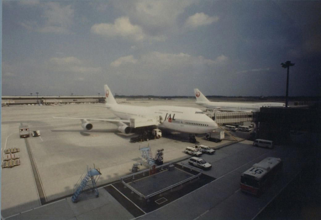 海外旅行ブームで賑わう90年代の成田空港, スーツケースのデザインに時代を感じる, 海外旅行みやげの定番は「ジョニ赤」「ジョニ黒」, 90年代の“スチュワーデス”たち, 都心から離れた「成田」に国際空港ができた経緯, 激しい反対運動…難航した成田空港の建設, 東京シティエアターミナルが果たした役割, 一方、羽田空港は？, 2空港の歴史に、日本の国際化の道のりを見る