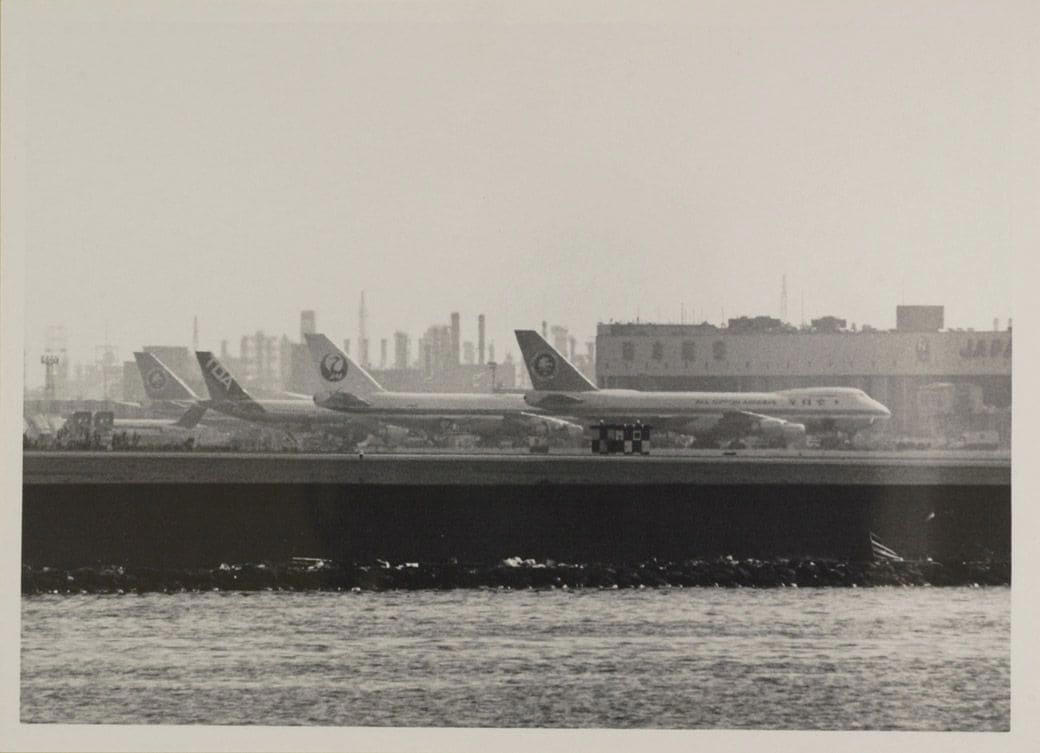海外旅行ブームで賑わう90年代の成田空港, スーツケースのデザインに時代を感じる, 海外旅行みやげの定番は「ジョニ赤」「ジョニ黒」, 90年代の“スチュワーデス”たち, 都心から離れた「成田」に国際空港ができた経緯, 激しい反対運動…難航した成田空港の建設, 東京シティエアターミナルが果たした役割, 一方、羽田空港は？, 2空港の歴史に、日本の国際化の道のりを見る