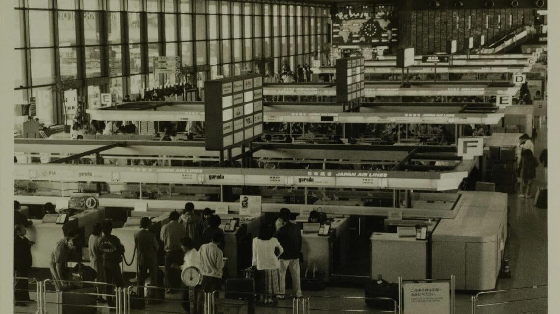 海外旅行ブームで賑わう90年代の成田空港, スーツケースのデザインに時代を感じる, 海外旅行みやげの定番は「ジョニ赤」「ジョニ黒」, 90年代の“スチュワーデス”たち, 都心から離れた「成田」に国際空港ができた経緯, 激しい反対運動…難航した成田空港の建設, 東京シティエアターミナルが果たした役割, 一方、羽田空港は？, 2空港の歴史に、日本の国際化の道のりを見る