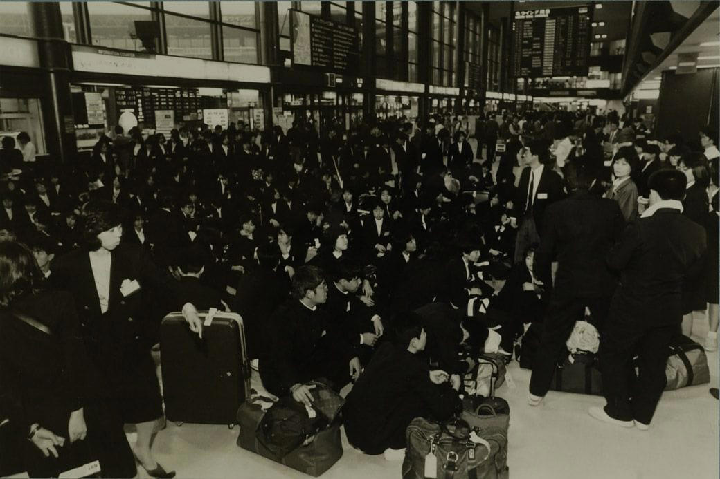 海外旅行ブームで賑わう90年代の成田空港, スーツケースのデザインに時代を感じる, 海外旅行みやげの定番は「ジョニ赤」「ジョニ黒」, 90年代の“スチュワーデス”たち, 都心から離れた「成田」に国際空港ができた経緯, 激しい反対運動…難航した成田空港の建設, 東京シティエアターミナルが果たした役割, 一方、羽田空港は？, 2空港の歴史に、日本の国際化の道のりを見る