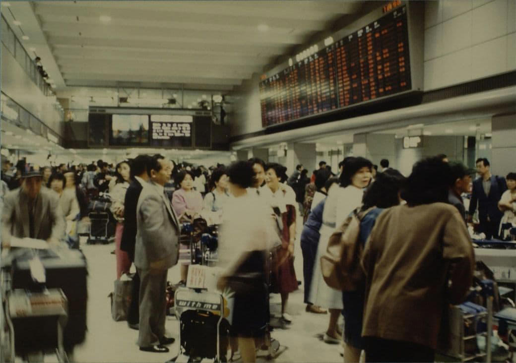 海外旅行ブームで賑わう90年代の成田空港, スーツケースのデザインに時代を感じる, 海外旅行みやげの定番は「ジョニ赤」「ジョニ黒」, 90年代の“スチュワーデス”たち, 都心から離れた「成田」に国際空港ができた経緯, 激しい反対運動…難航した成田空港の建設, 東京シティエアターミナルが果たした役割, 一方、羽田空港は？, 2空港の歴史に、日本の国際化の道のりを見る