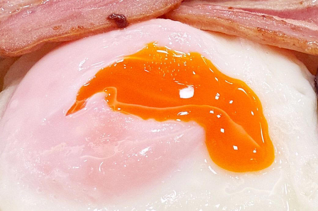 実は「なか卯」って安い？価格据え置きでお得感が爆増中！, なか卯の新メニューはうどんモーニング！しかもワンコイン以下！, 最安290円を維持！なか卯の朝限定メニュー一覧, なか卯のうどん朝食、冷やしはいからうどん ベーコンエッグ 450円, さっぱりおいしい、夏の朝にもぴったりの冷たいうどん, 卵へのこだわりを堪能できる目玉焼き, うれしい心配り。つけ合わせのしば漬けにも注目, なか卯の独自進化が朝の選択肢を豊かにする理由, わがままを叶えてくれる、なか卯のうどん朝食