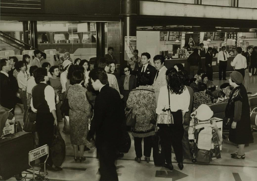 海外旅行ブームで賑わう90年代の成田空港, スーツケースのデザインに時代を感じる, 海外旅行みやげの定番は「ジョニ赤」「ジョニ黒」, 90年代の“スチュワーデス”たち, 都心から離れた「成田」に国際空港ができた経緯, 激しい反対運動…難航した成田空港の建設, 東京シティエアターミナルが果たした役割, 一方、羽田空港は？, 2空港の歴史に、日本の国際化の道のりを見る