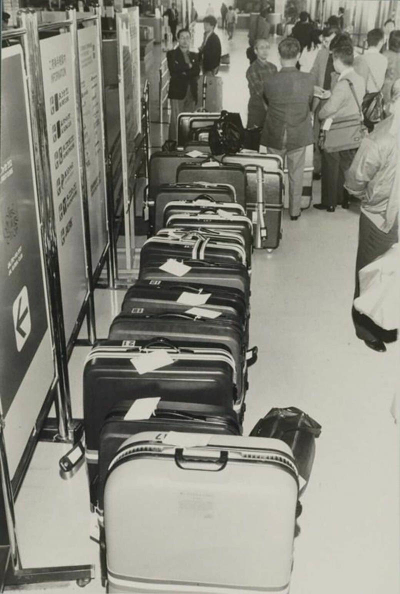 海外旅行ブームで賑わう90年代の成田空港, スーツケースのデザインに時代を感じる, 海外旅行みやげの定番は「ジョニ赤」「ジョニ黒」, 90年代の“スチュワーデス”たち, 都心から離れた「成田」に国際空港ができた経緯, 激しい反対運動…難航した成田空港の建設, 東京シティエアターミナルが果たした役割, 一方、羽田空港は？, 2空港の歴史に、日本の国際化の道のりを見る