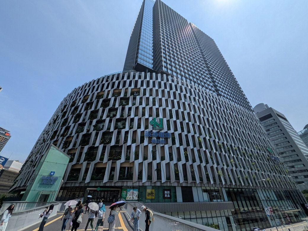 スナックパークへ向かう…が、トラブル発生?!, 阪神百貨店の梅田本店に何とか到着, 世にも奇妙な「オールスタンディング」フードコート, 午後3時以降の「サク呑みセット」は600円, いか焼きの相棒に選んだのは肉寿司, 「阪神の伝統グルメ」いか焼きの味は……, コスパ最強フードをいざ実食！, 飲兵衛にとって素晴らしい空間だった