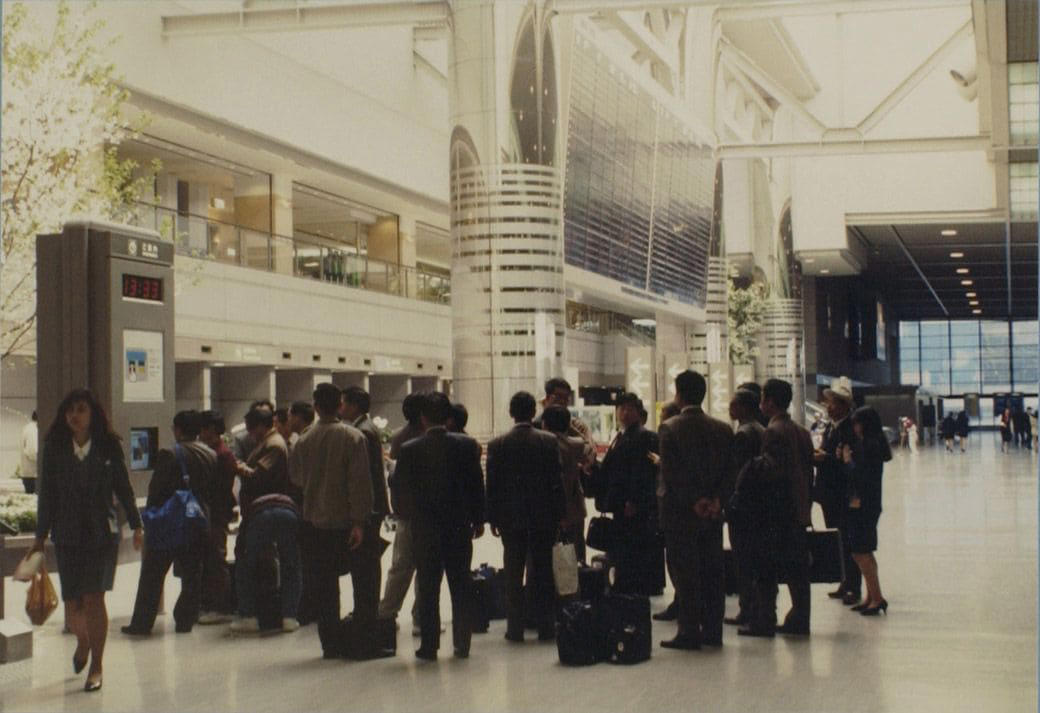 海外旅行ブームで賑わう90年代の成田空港, スーツケースのデザインに時代を感じる, 海外旅行みやげの定番は「ジョニ赤」「ジョニ黒」, 90年代の“スチュワーデス”たち, 都心から離れた「成田」に国際空港ができた経緯, 激しい反対運動…難航した成田空港の建設, 東京シティエアターミナルが果たした役割, 一方、羽田空港は？, 2空港の歴史に、日本の国際化の道のりを見る
