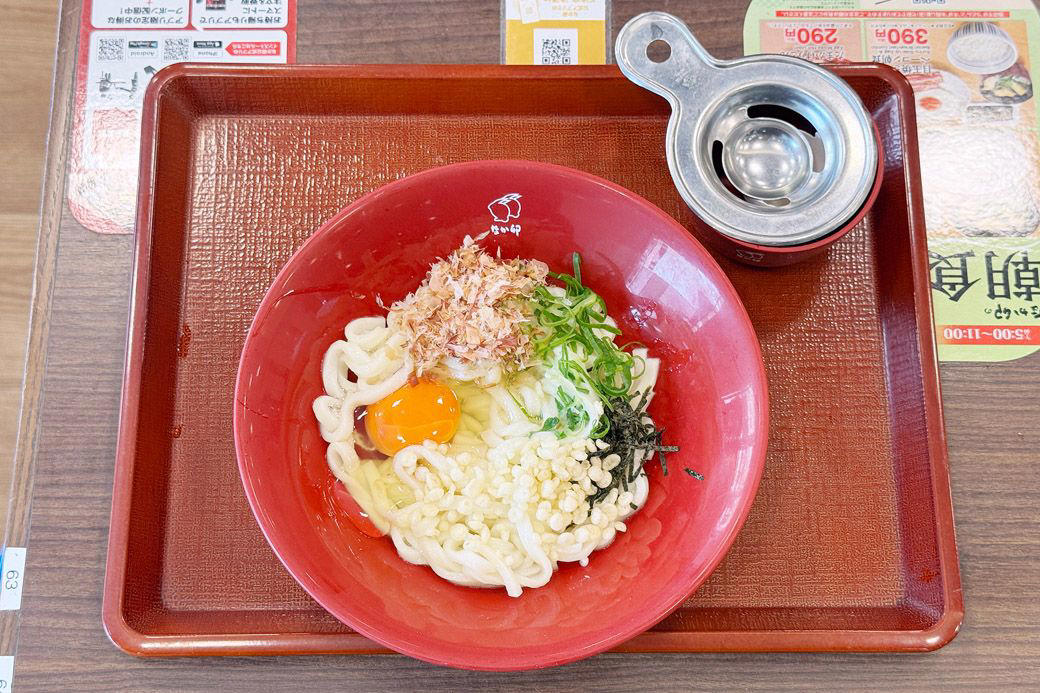 実は「なか卯」って安い？価格据え置きでお得感が爆増中！, なか卯の新メニューはうどんモーニング！しかもワンコイン以下！, 最安290円を維持！なか卯の朝限定メニュー一覧, なか卯のうどん朝食、冷やしはいからうどん ベーコンエッグ 450円, さっぱりおいしい、夏の朝にもぴったりの冷たいうどん, 卵へのこだわりを堪能できる目玉焼き, うれしい心配り。つけ合わせのしば漬けにも注目, なか卯の独自進化が朝の選択肢を豊かにする理由, わがままを叶えてくれる、なか卯のうどん朝食