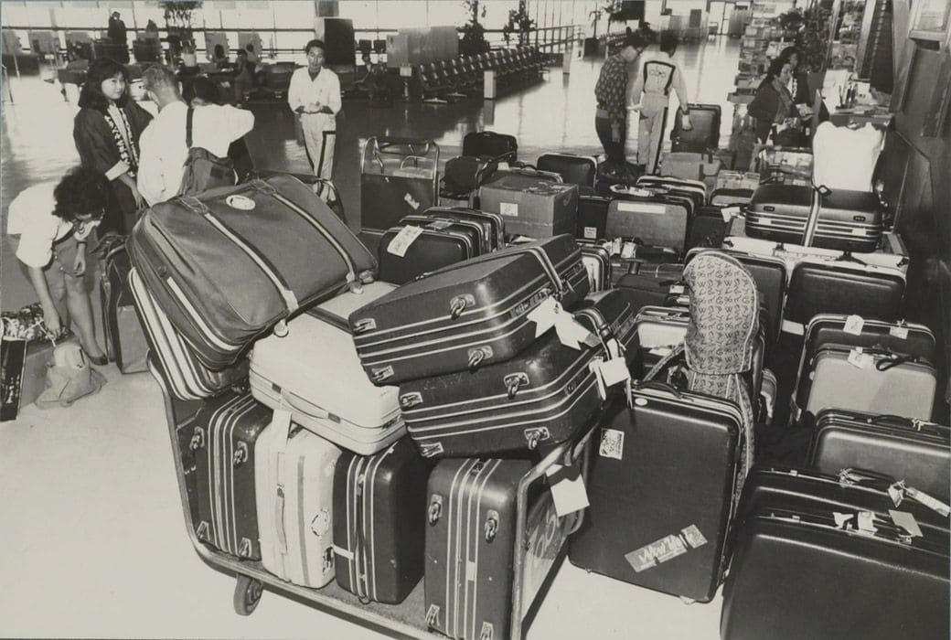 海外旅行ブームで賑わう90年代の成田空港, スーツケースのデザインに時代を感じる, 海外旅行みやげの定番は「ジョニ赤」「ジョニ黒」, 90年代の“スチュワーデス”たち, 都心から離れた「成田」に国際空港ができた経緯, 激しい反対運動…難航した成田空港の建設, 東京シティエアターミナルが果たした役割, 一方、羽田空港は？, 2空港の歴史に、日本の国際化の道のりを見る
