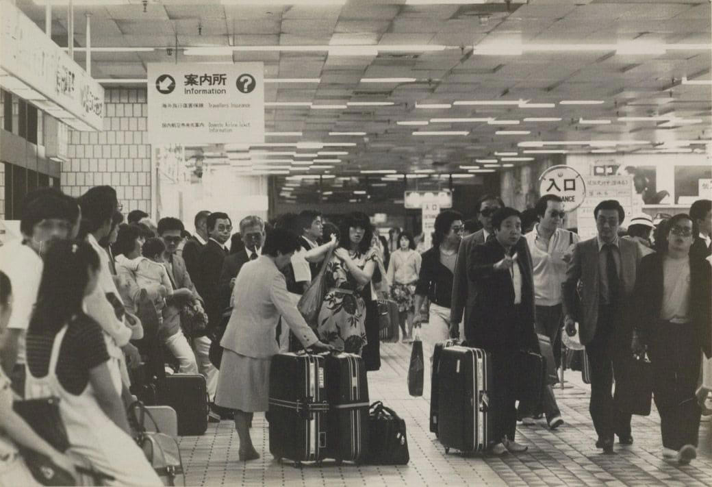 海外旅行ブームで賑わう90年代の成田空港, スーツケースのデザインに時代を感じる, 海外旅行みやげの定番は「ジョニ赤」「ジョニ黒」, 90年代の“スチュワーデス”たち, 都心から離れた「成田」に国際空港ができた経緯, 激しい反対運動…難航した成田空港の建設, 東京シティエアターミナルが果たした役割, 一方、羽田空港は？, 2空港の歴史に、日本の国際化の道のりを見る