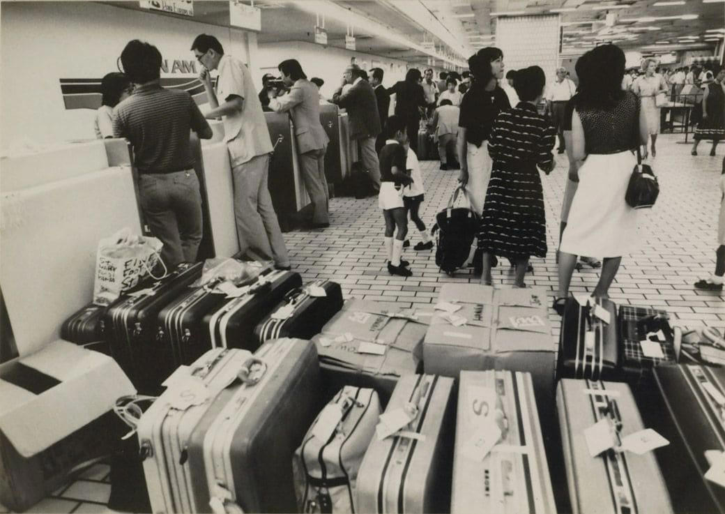 海外旅行ブームで賑わう90年代の成田空港, スーツケースのデザインに時代を感じる, 海外旅行みやげの定番は「ジョニ赤」「ジョニ黒」, 90年代の“スチュワーデス”たち, 都心から離れた「成田」に国際空港ができた経緯, 激しい反対運動…難航した成田空港の建設, 東京シティエアターミナルが果たした役割, 一方、羽田空港は？, 2空港の歴史に、日本の国際化の道のりを見る