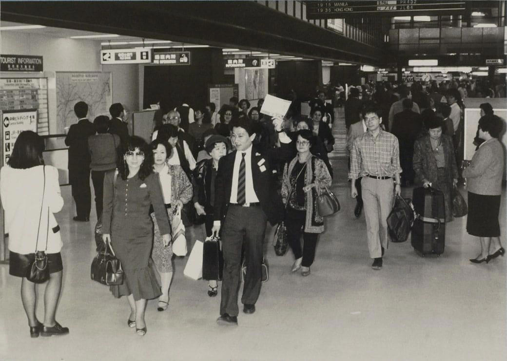 海外旅行ブームで賑わう90年代の成田空港, スーツケースのデザインに時代を感じる, 海外旅行みやげの定番は「ジョニ赤」「ジョニ黒」, 90年代の“スチュワーデス”たち, 都心から離れた「成田」に国際空港ができた経緯, 激しい反対運動…難航した成田空港の建設, 東京シティエアターミナルが果たした役割, 一方、羽田空港は？, 2空港の歴史に、日本の国際化の道のりを見る