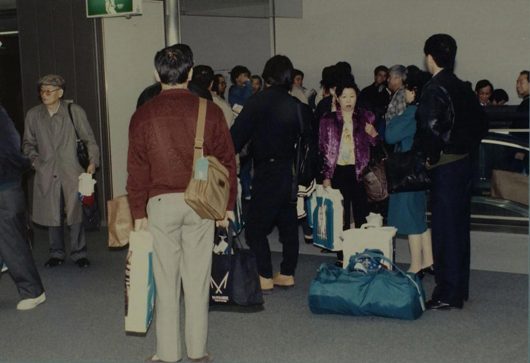 海外旅行ブームで賑わう90年代の成田空港, スーツケースのデザインに時代を感じる, 海外旅行みやげの定番は「ジョニ赤」「ジョニ黒」, 90年代の“スチュワーデス”たち, 都心から離れた「成田」に国際空港ができた経緯, 激しい反対運動…難航した成田空港の建設, 東京シティエアターミナルが果たした役割, 一方、羽田空港は？, 2空港の歴史に、日本の国際化の道のりを見る