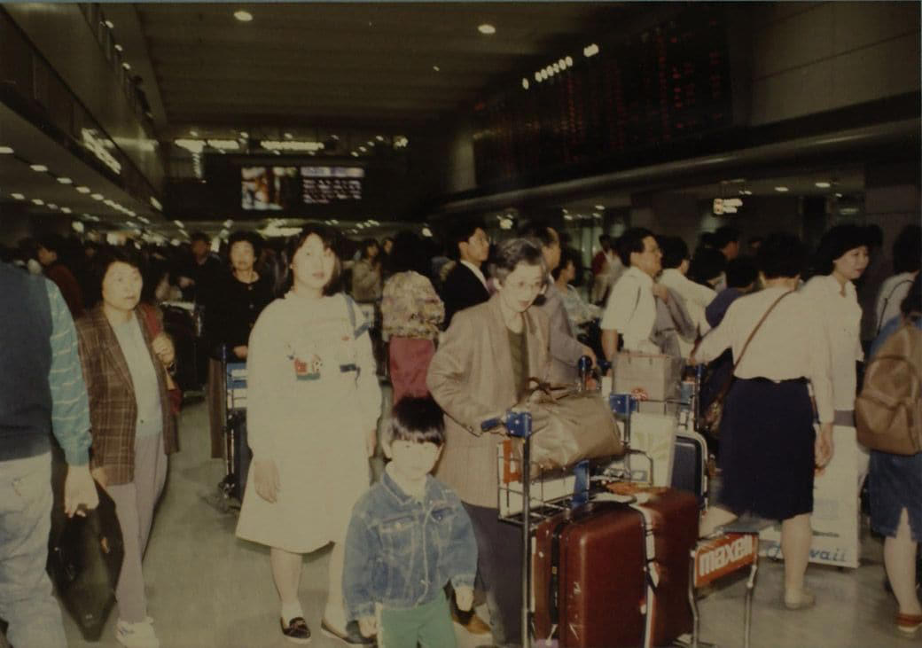 海外旅行ブームで賑わう90年代の成田空港, スーツケースのデザインに時代を感じる, 海外旅行みやげの定番は「ジョニ赤」「ジョニ黒」, 90年代の“スチュワーデス”たち, 都心から離れた「成田」に国際空港ができた経緯, 激しい反対運動…難航した成田空港の建設, 東京シティエアターミナルが果たした役割, 一方、羽田空港は？, 2空港の歴史に、日本の国際化の道のりを見る