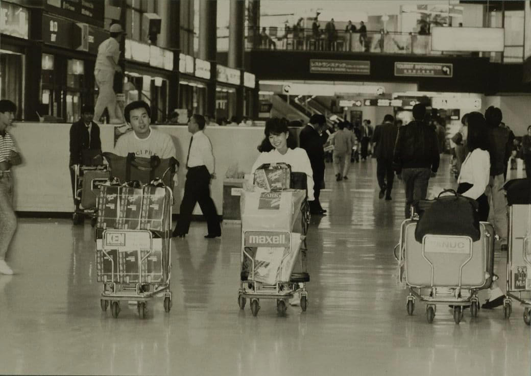 海外旅行ブームで賑わう90年代の成田空港, スーツケースのデザインに時代を感じる, 海外旅行みやげの定番は「ジョニ赤」「ジョニ黒」, 90年代の“スチュワーデス”たち, 都心から離れた「成田」に国際空港ができた経緯, 激しい反対運動…難航した成田空港の建設, 東京シティエアターミナルが果たした役割, 一方、羽田空港は？, 2空港の歴史に、日本の国際化の道のりを見る