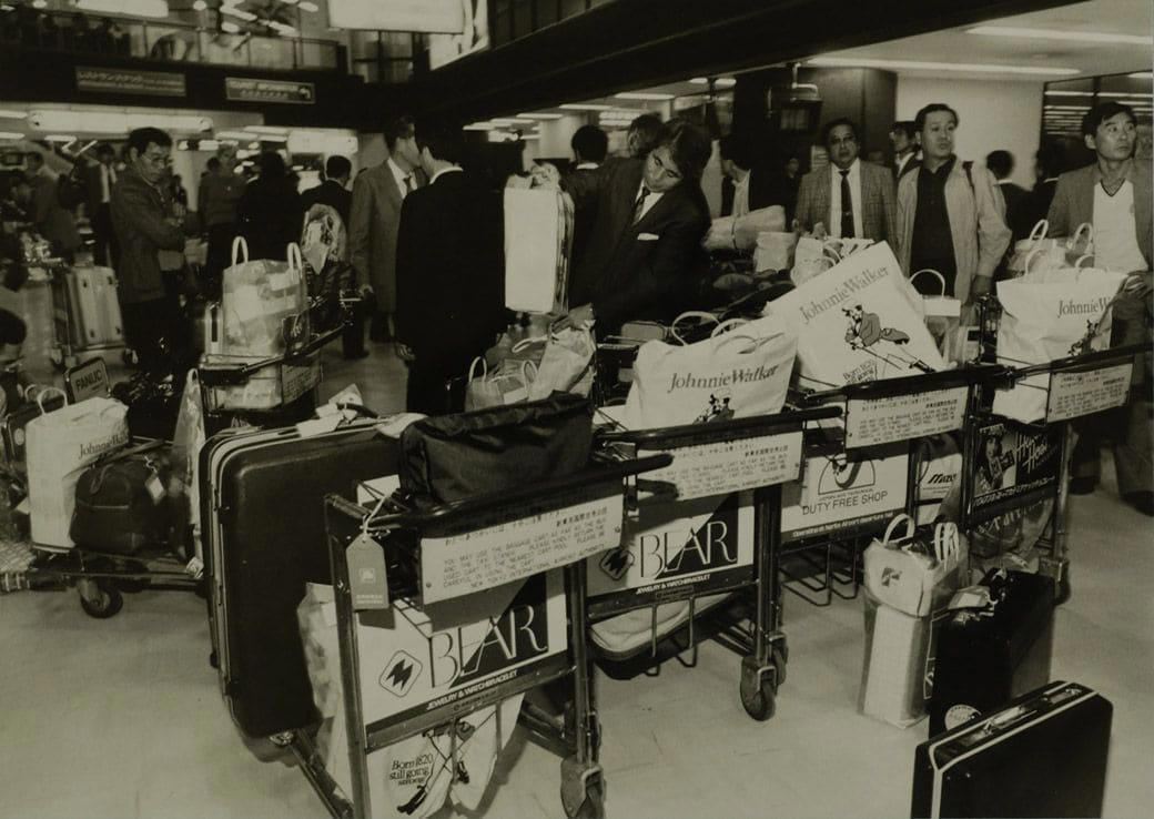 海外旅行ブームで賑わう90年代の成田空港, スーツケースのデザインに時代を感じる, 海外旅行みやげの定番は「ジョニ赤」「ジョニ黒」, 90年代の“スチュワーデス”たち, 都心から離れた「成田」に国際空港ができた経緯, 激しい反対運動…難航した成田空港の建設, 東京シティエアターミナルが果たした役割, 一方、羽田空港は？, 2空港の歴史に、日本の国際化の道のりを見る
