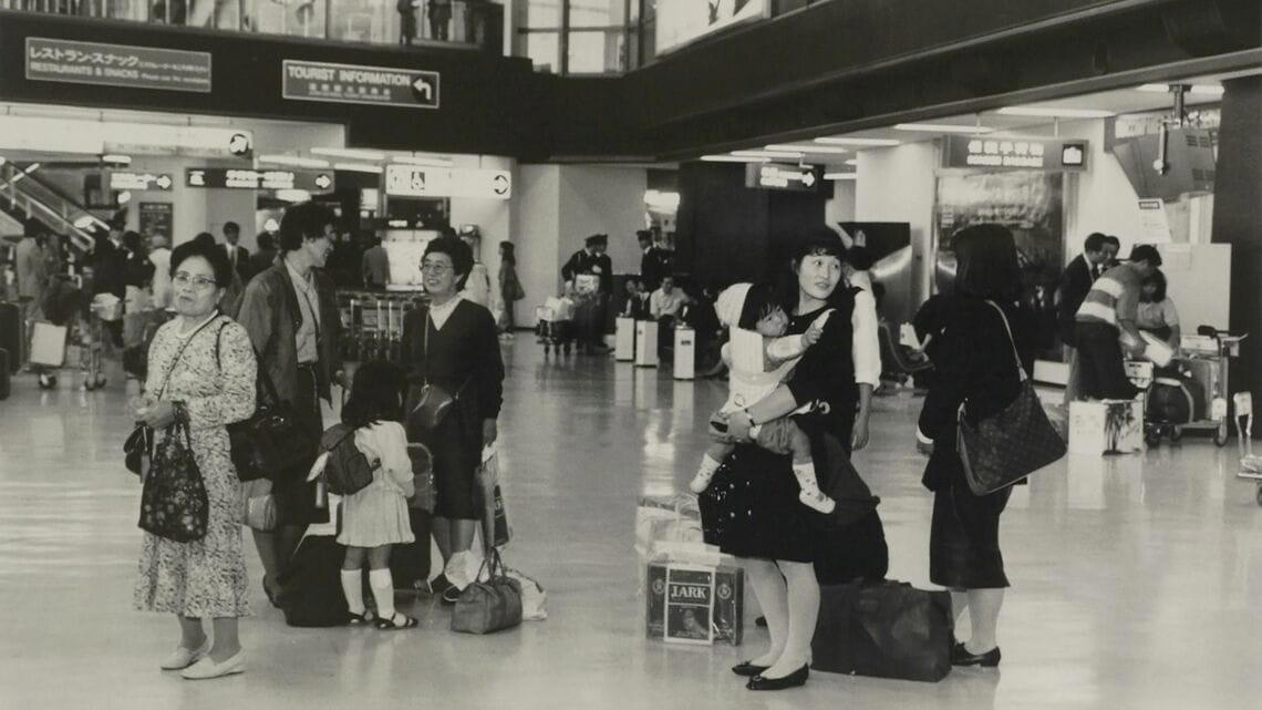 海外旅行ブームで賑わう90年代の成田空港, スーツケースのデザインに時代を感じる, 海外旅行みやげの定番は「ジョニ赤」「ジョニ黒」, 90年代の“スチュワーデス”たち, 都心から離れた「成田」に国際空港ができた経緯, 激しい反対運動…難航した成田空港の建設, 東京シティエアターミナルが果たした役割, 一方、羽田空港は？, 2空港の歴史に、日本の国際化の道のりを見る