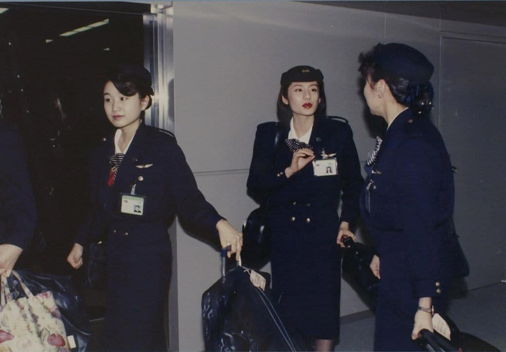 海外旅行ブームで賑わう90年代の成田空港, スーツケースのデザインに時代を感じる, 海外旅行みやげの定番は「ジョニ赤」「ジョニ黒」, 90年代の“スチュワーデス”たち, 都心から離れた「成田」に国際空港ができた経緯, 激しい反対運動…難航した成田空港の建設, 東京シティエアターミナルが果たした役割, 一方、羽田空港は？, 2空港の歴史に、日本の国際化の道のりを見る