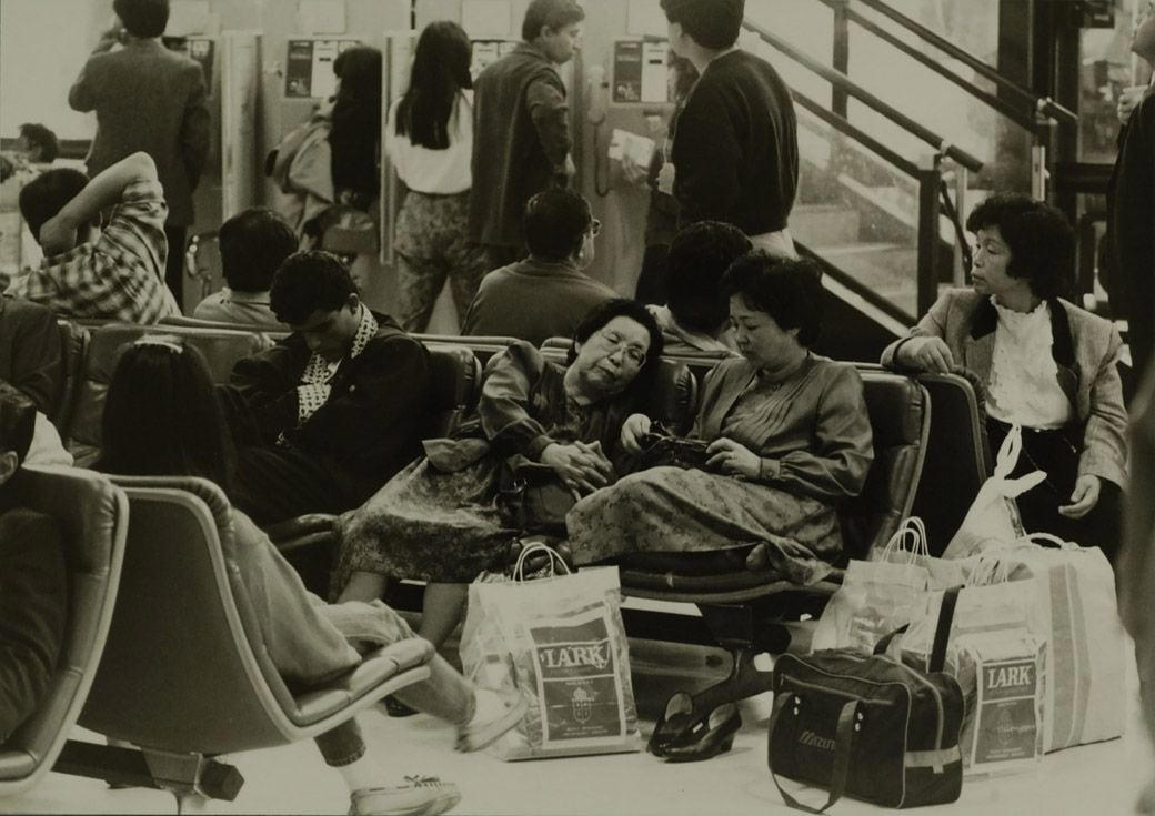 海外旅行ブームで賑わう90年代の成田空港, スーツケースのデザインに時代を感じる, 海外旅行みやげの定番は「ジョニ赤」「ジョニ黒」, 90年代の“スチュワーデス”たち, 都心から離れた「成田」に国際空港ができた経緯, 激しい反対運動…難航した成田空港の建設, 東京シティエアターミナルが果たした役割, 一方、羽田空港は？, 2空港の歴史に、日本の国際化の道のりを見る