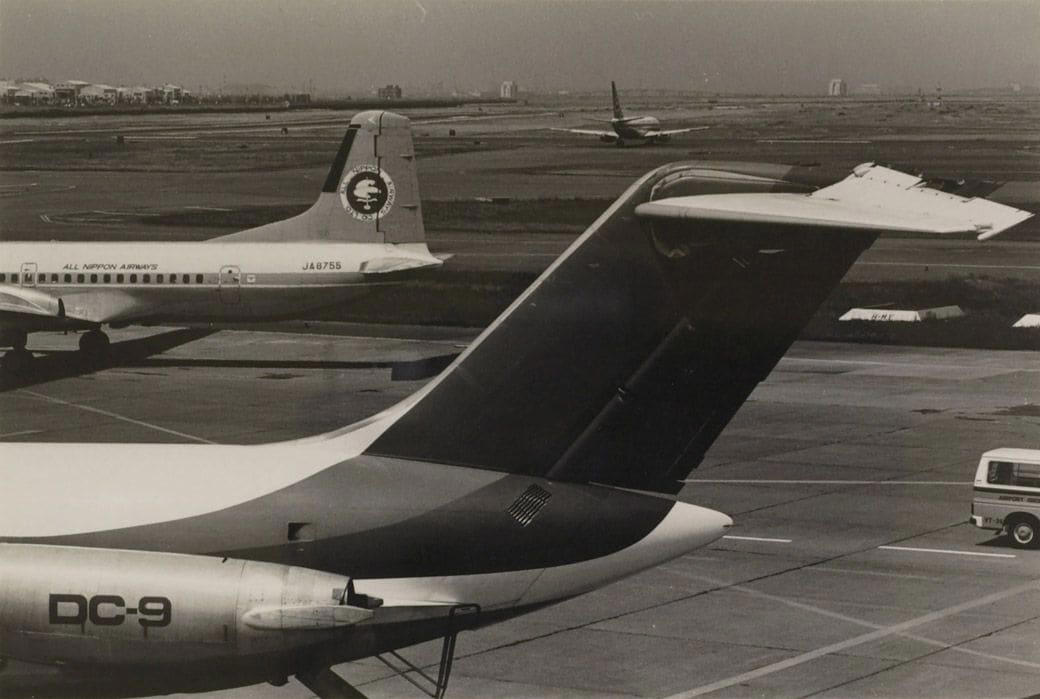 海外旅行ブームで賑わう90年代の成田空港, スーツケースのデザインに時代を感じる, 海外旅行みやげの定番は「ジョニ赤」「ジョニ黒」, 90年代の“スチュワーデス”たち, 都心から離れた「成田」に国際空港ができた経緯, 激しい反対運動…難航した成田空港の建設, 東京シティエアターミナルが果たした役割, 一方、羽田空港は？, 2空港の歴史に、日本の国際化の道のりを見る