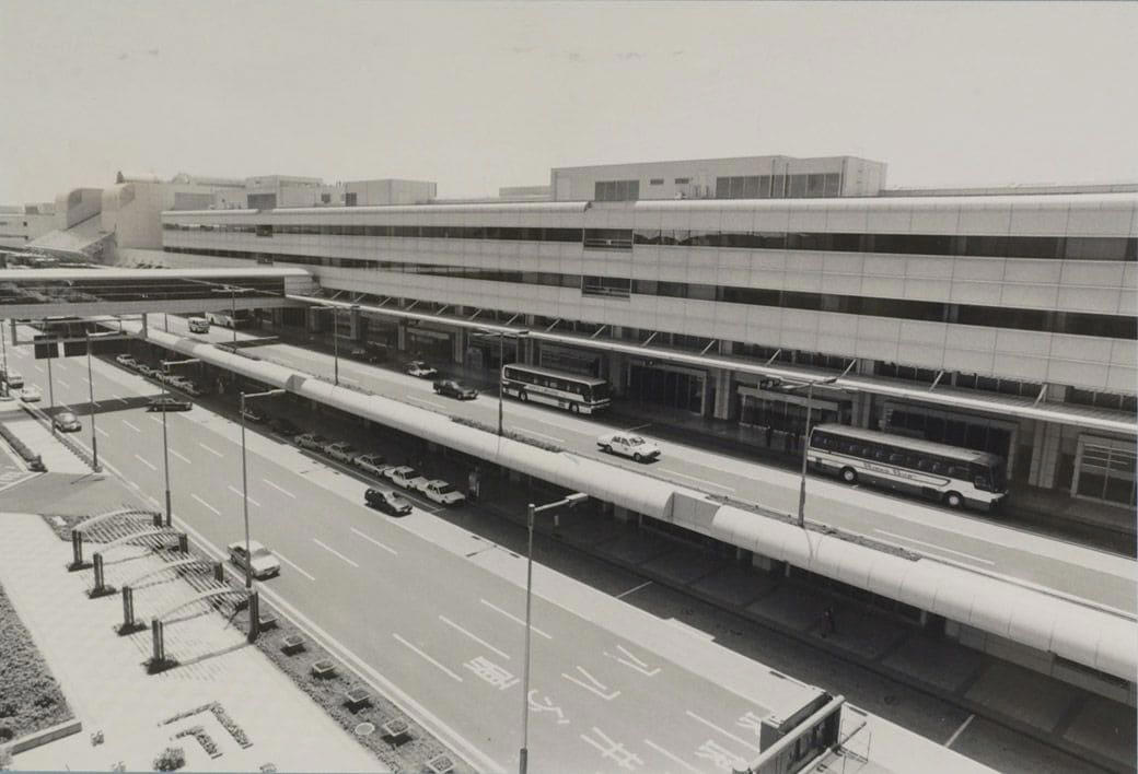 海外旅行ブームで賑わう90年代の成田空港, スーツケースのデザインに時代を感じる, 海外旅行みやげの定番は「ジョニ赤」「ジョニ黒」, 90年代の“スチュワーデス”たち, 都心から離れた「成田」に国際空港ができた経緯, 激しい反対運動…難航した成田空港の建設, 東京シティエアターミナルが果たした役割, 一方、羽田空港は？, 2空港の歴史に、日本の国際化の道のりを見る