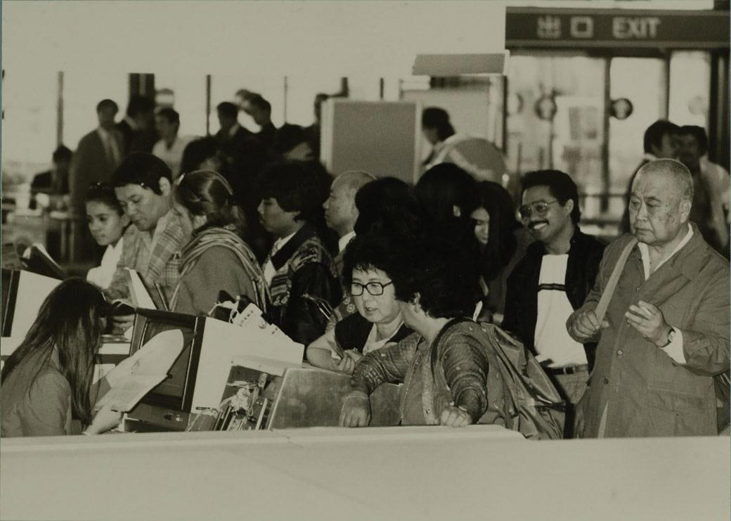 海外旅行ブームで賑わう90年代の成田空港, スーツケースのデザインに時代を感じる, 海外旅行みやげの定番は「ジョニ赤」「ジョニ黒」, 90年代の“スチュワーデス”たち, 都心から離れた「成田」に国際空港ができた経緯, 激しい反対運動…難航した成田空港の建設, 東京シティエアターミナルが果たした役割, 一方、羽田空港は？, 2空港の歴史に、日本の国際化の道のりを見る