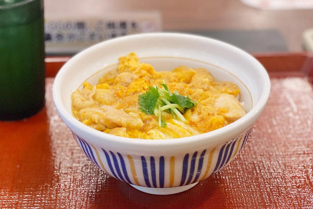 実は「なか卯」って安い？価格据え置きでお得感が爆増中！, なか卯の新メニューはうどんモーニング！しかもワンコイン以下！, 最安290円を維持！なか卯の朝限定メニュー一覧, なか卯のうどん朝食、冷やしはいからうどん ベーコンエッグ 450円, さっぱりおいしい、夏の朝にもぴったりの冷たいうどん, 卵へのこだわりを堪能できる目玉焼き, うれしい心配り。つけ合わせのしば漬けにも注目, なか卯の独自進化が朝の選択肢を豊かにする理由, わがままを叶えてくれる、なか卯のうどん朝食