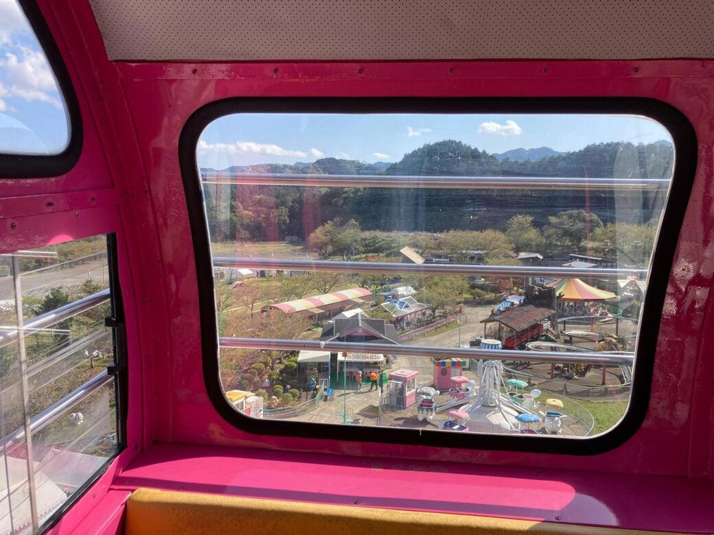 老舗遊園地が歩んだカオスへの道, 実は「二度死んだ」メルヘン村, キャラクターの力で起死回生, 何気ない一枚の写真がきっかけで……, 哀愁と笑いのコンボ, カオスに振り切ったSNS運営, トイレ事情もエンタメに昇華, 怖くてカオスが、優しく迎えてくれる