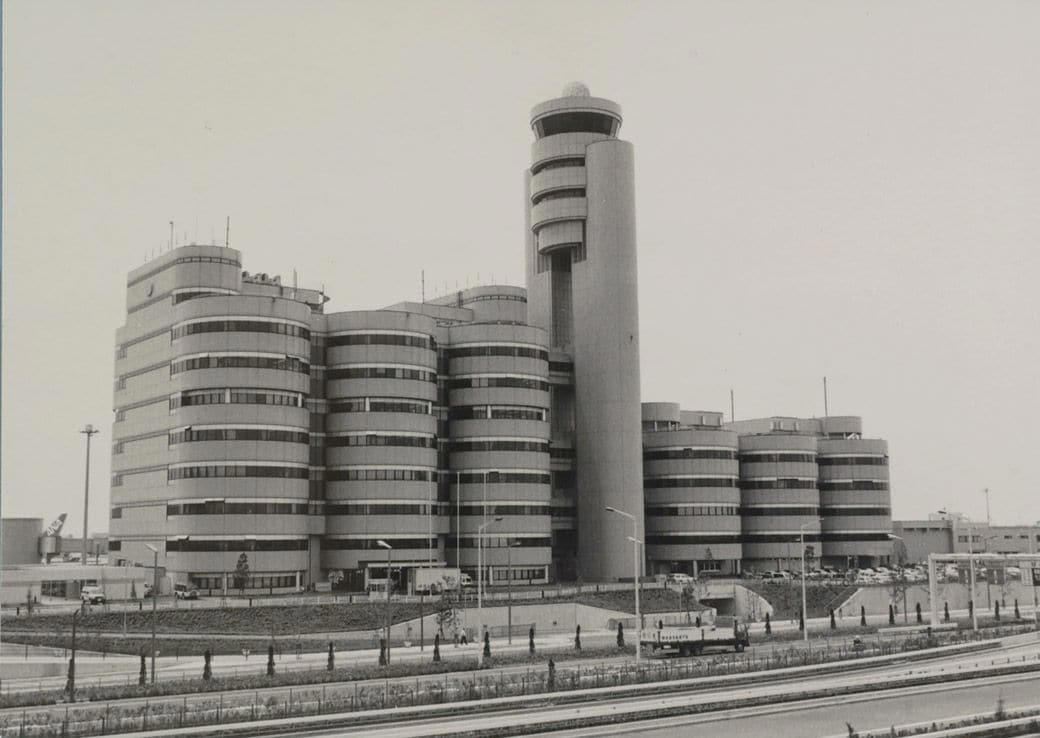 海外旅行ブームで賑わう90年代の成田空港, スーツケースのデザインに時代を感じる, 海外旅行みやげの定番は「ジョニ赤」「ジョニ黒」, 90年代の“スチュワーデス”たち, 都心から離れた「成田」に国際空港ができた経緯, 激しい反対運動…難航した成田空港の建設, 東京シティエアターミナルが果たした役割, 一方、羽田空港は？, 2空港の歴史に、日本の国際化の道のりを見る
