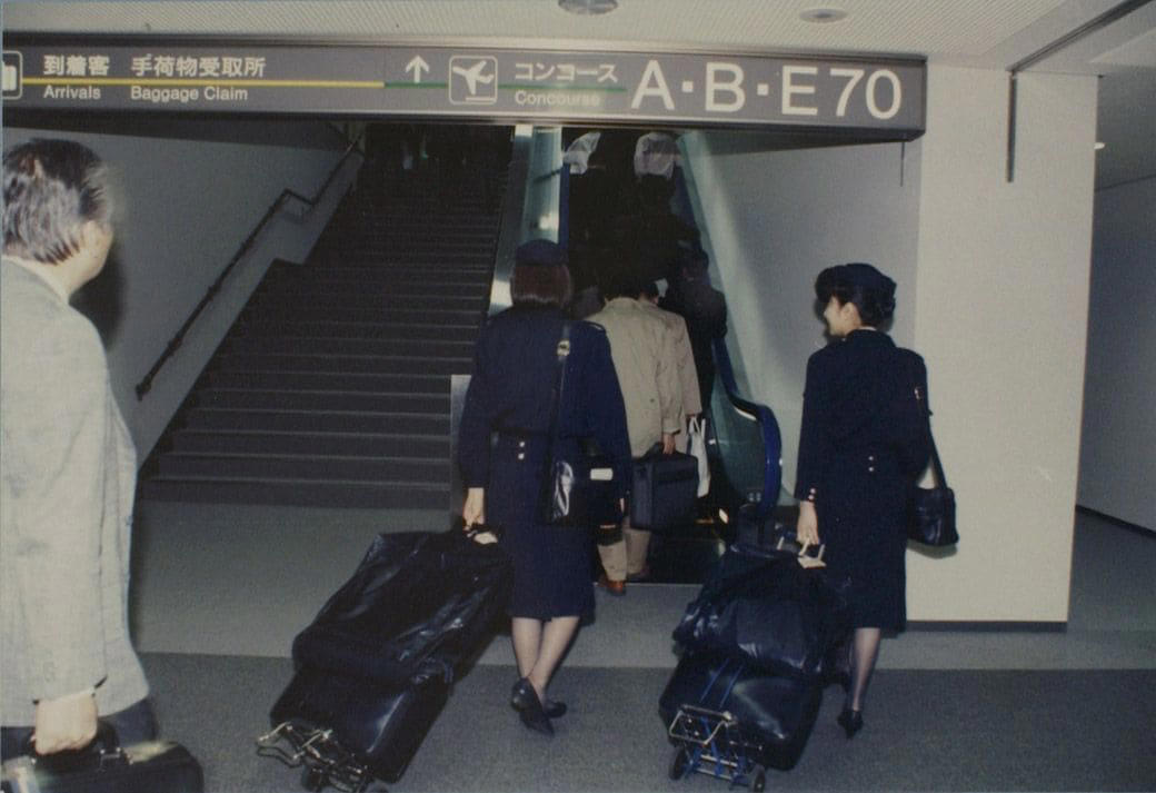 海外旅行ブームで賑わう90年代の成田空港, スーツケースのデザインに時代を感じる, 海外旅行みやげの定番は「ジョニ赤」「ジョニ黒」, 90年代の“スチュワーデス”たち, 都心から離れた「成田」に国際空港ができた経緯, 激しい反対運動…難航した成田空港の建設, 東京シティエアターミナルが果たした役割, 一方、羽田空港は？, 2空港の歴史に、日本の国際化の道のりを見る
