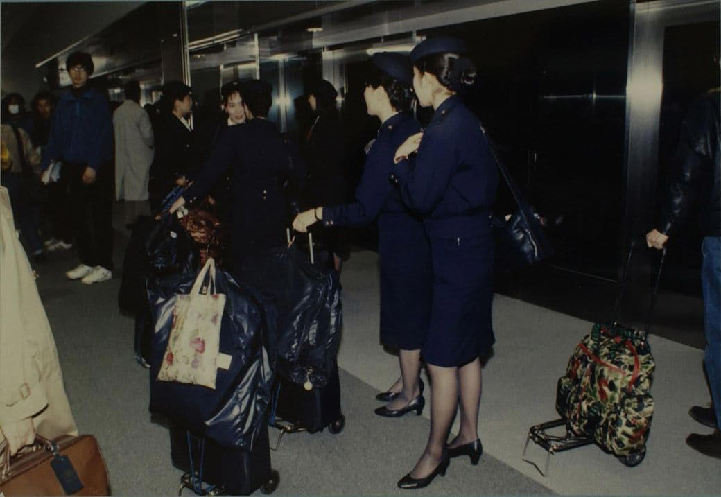 海外旅行ブームで賑わう90年代の成田空港, スーツケースのデザインに時代を感じる, 海外旅行みやげの定番は「ジョニ赤」「ジョニ黒」, 90年代の“スチュワーデス”たち, 都心から離れた「成田」に国際空港ができた経緯, 激しい反対運動…難航した成田空港の建設, 東京シティエアターミナルが果たした役割, 一方、羽田空港は？, 2空港の歴史に、日本の国際化の道のりを見る
