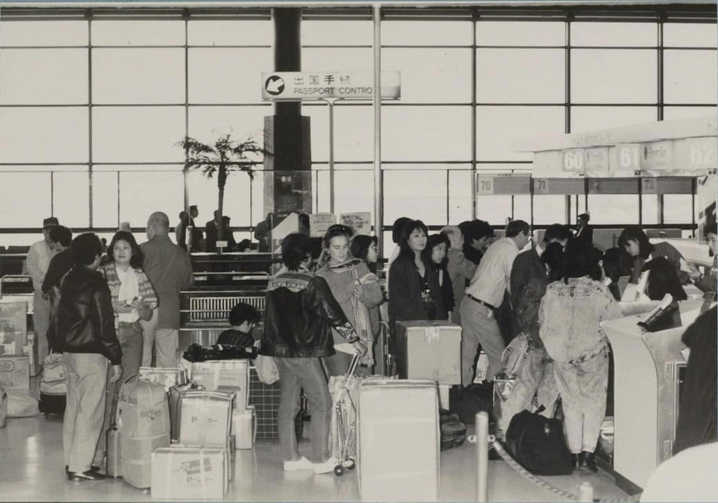 海外旅行ブームで賑わう90年代の成田空港, スーツケースのデザインに時代を感じる, 海外旅行みやげの定番は「ジョニ赤」「ジョニ黒」, 90年代の“スチュワーデス”たち, 都心から離れた「成田」に国際空港ができた経緯, 激しい反対運動…難航した成田空港の建設, 東京シティエアターミナルが果たした役割, 一方、羽田空港は？, 2空港の歴史に、日本の国際化の道のりを見る