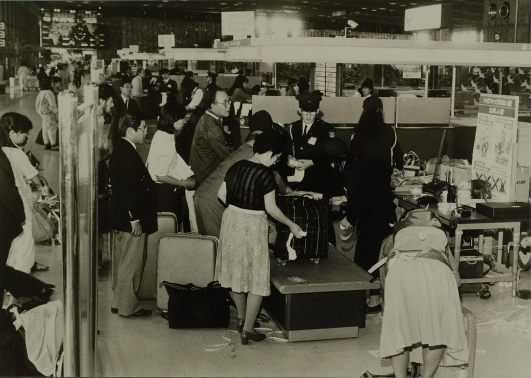 海外旅行ブームで賑わう90年代の成田空港, スーツケースのデザインに時代を感じる, 海外旅行みやげの定番は「ジョニ赤」「ジョニ黒」, 90年代の“スチュワーデス”たち, 都心から離れた「成田」に国際空港ができた経緯, 激しい反対運動…難航した成田空港の建設, 東京シティエアターミナルが果たした役割, 一方、羽田空港は？, 2空港の歴史に、日本の国際化の道のりを見る