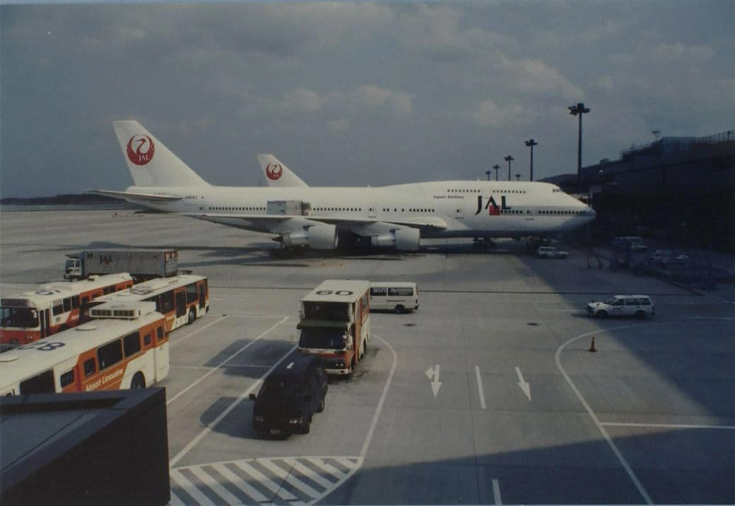 海外旅行ブームで賑わう90年代の成田空港, スーツケースのデザインに時代を感じる, 海外旅行みやげの定番は「ジョニ赤」「ジョニ黒」, 90年代の“スチュワーデス”たち, 都心から離れた「成田」に国際空港ができた経緯, 激しい反対運動…難航した成田空港の建設, 東京シティエアターミナルが果たした役割, 一方、羽田空港は？, 2空港の歴史に、日本の国際化の道のりを見る