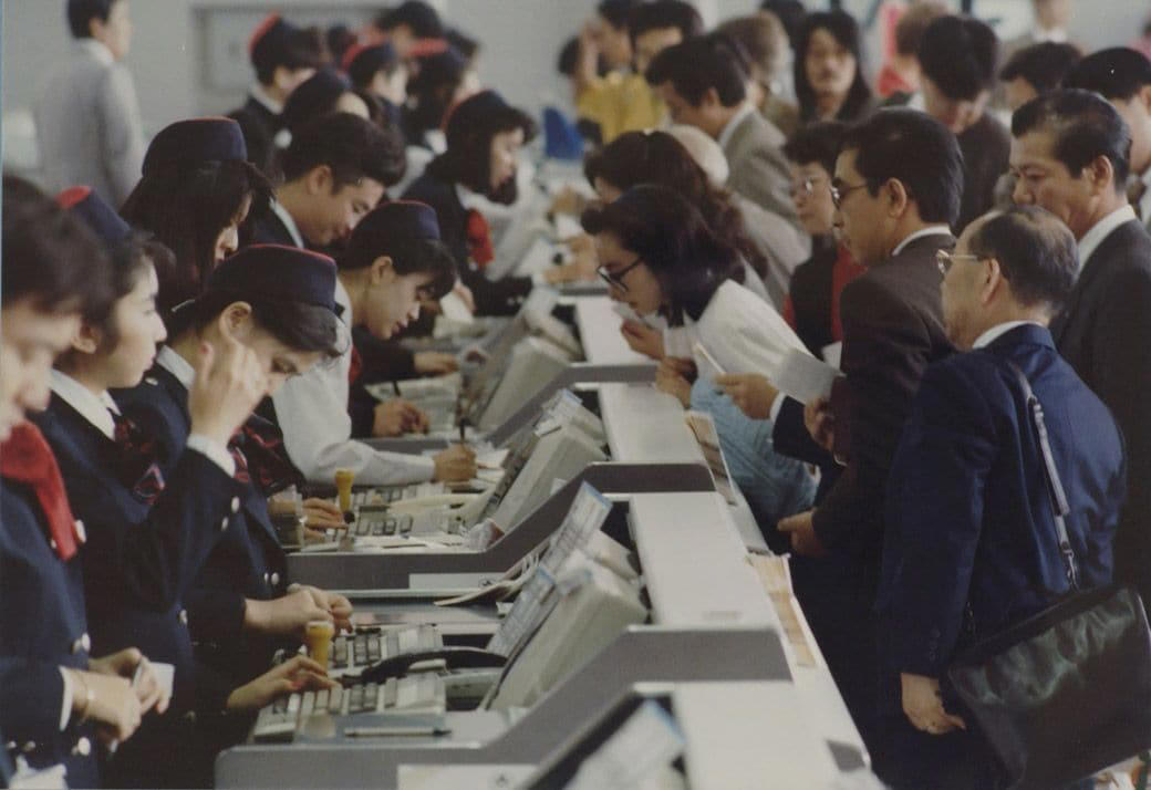 海外旅行ブームで賑わう90年代の成田空港, スーツケースのデザインに時代を感じる, 海外旅行みやげの定番は「ジョニ赤」「ジョニ黒」, 90年代の“スチュワーデス”たち, 都心から離れた「成田」に国際空港ができた経緯, 激しい反対運動…難航した成田空港の建設, 東京シティエアターミナルが果たした役割, 一方、羽田空港は？, 2空港の歴史に、日本の国際化の道のりを見る