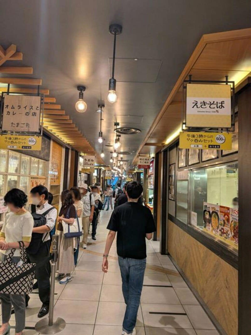 スナックパークへ向かう…が、トラブル発生?!, 阪神百貨店の梅田本店に何とか到着, 世にも奇妙な「オールスタンディング」フードコート, 午後3時以降の「サク呑みセット」は600円, いか焼きの相棒に選んだのは肉寿司, 「阪神の伝統グルメ」いか焼きの味は……, コスパ最強フードをいざ実食！, 飲兵衛にとって素晴らしい空間だった